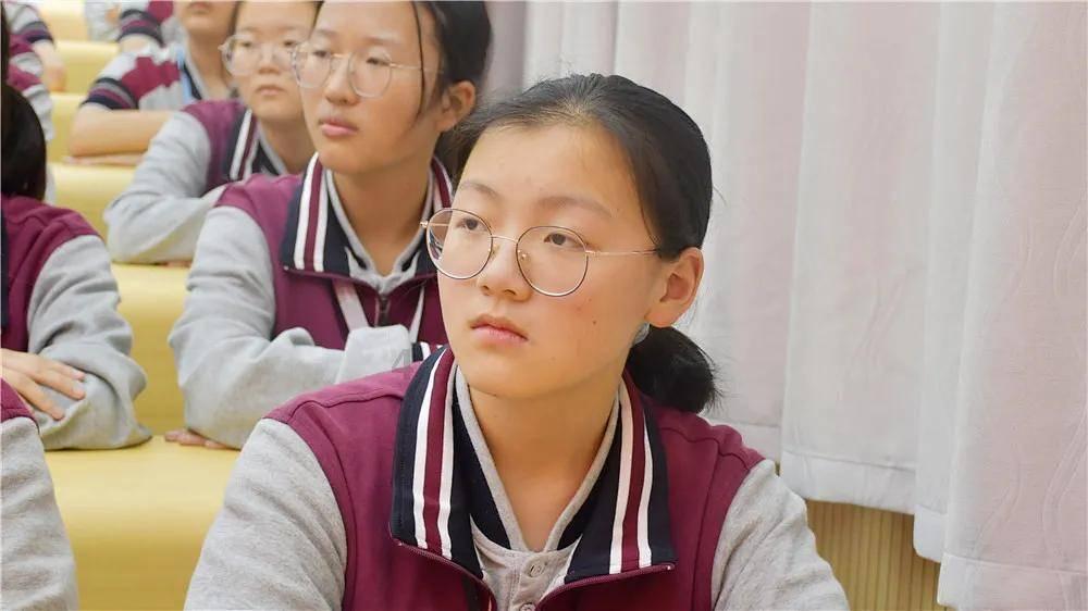 杨幂遭遇咸猪手:公共场合的尴尬瞬间!